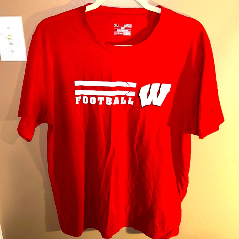 Medium Under Armour Wisconsin Football t-shirt - 🥂 sale!